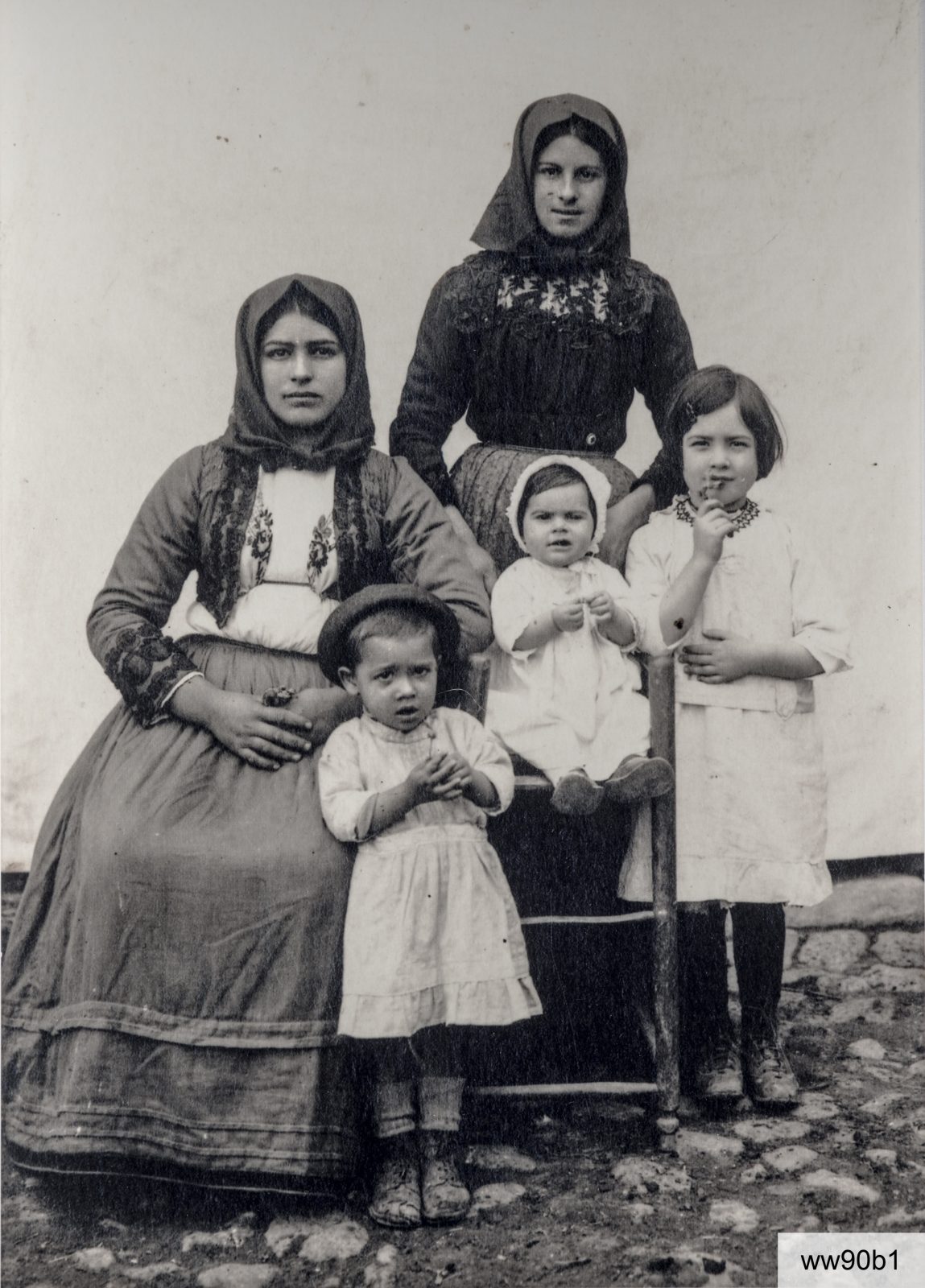 Anni Venti del Novecento: in piedi, Maria Antonia Atzori (1904-1993). Davanti, da sinistra: Maria Zucca (1905-1993) e i fratellini Efisio, Lina e Maria Annica Fadda