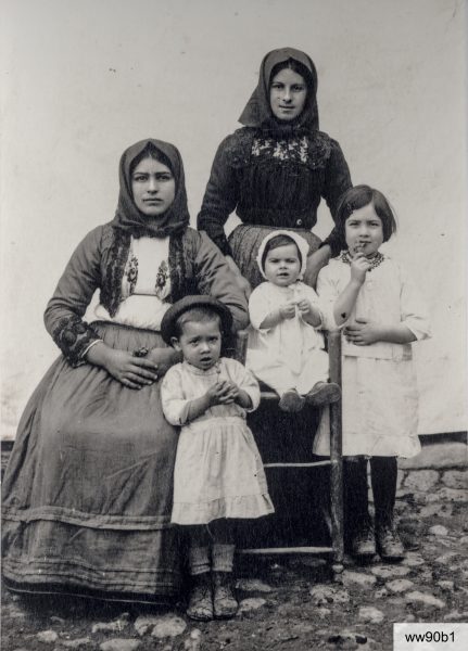 Anni Venti del Novecento: in piedi, Maria Antonia Atzori (1904-1993). Davanti, da sinistra: Maria Zucca (1905-1993) e i fratellini Efisio, Lina e Maria Annica Fadda