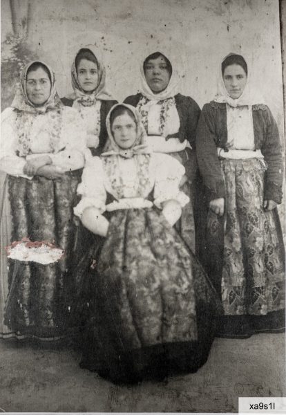 Anni Venti del Novecento: si riconoscono Lina Paulesu e Vittorina Canu
