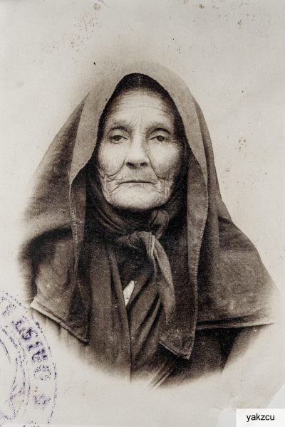 Primi del Novecento: Maria Annica Giustina Meloni (1855-1928); abbigliamento da lutto a “Mucadori de ghetu”. Ancora oggi si ricorda che la signora fosse solita indossare capi di orbace