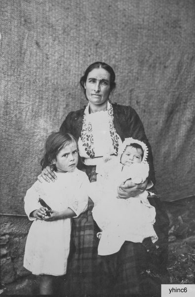 Anni Trenta del Novecento: si riconosce Emilia Caboni (1901-2005) con le figlie Giuseppina (1928-2007) e Simona Orrù (1932-1935)