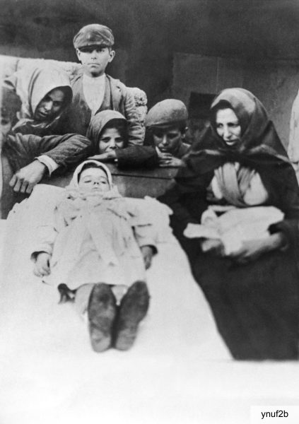 Dicembre 1919: la famiglia Sanna/Cocco piange la scomparsa di Barbara Margherita Sanna (1915-1919). Si riconoscono da sinistra: Salvatore Efisio Sanna (1874-1956), Maria Efisia Craba nota Giovanna (1854-1929), Marcello Sanna (1902-1986), Giovanna Angela Sanna (1909-1997), Raimondo Sanna (1913-1999) e la madre Maria Domenica Angela Cocco (1880-1973)