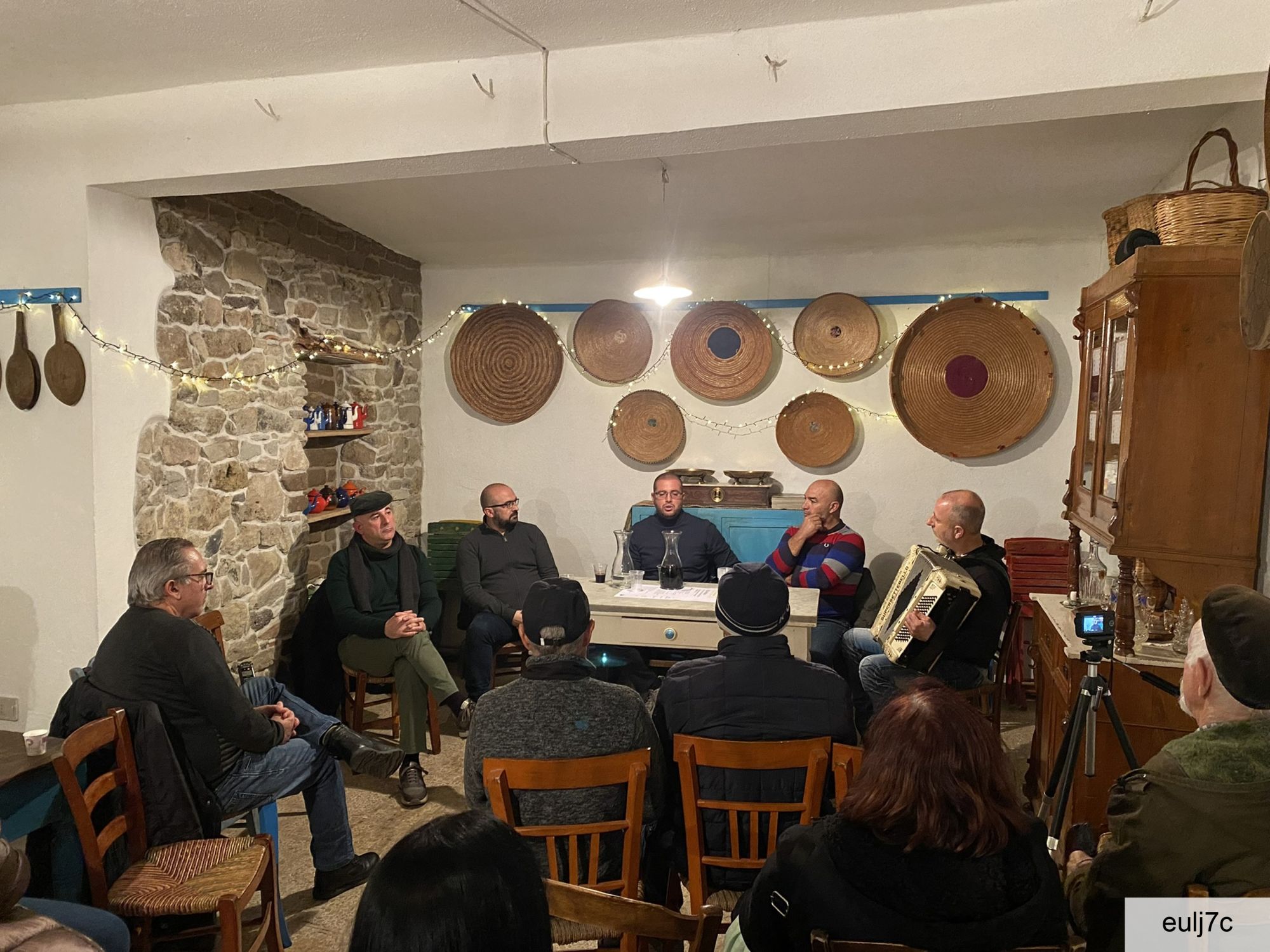 Musica e canti tradizionali nella sala comune in sa butega de tzia Domantiglia